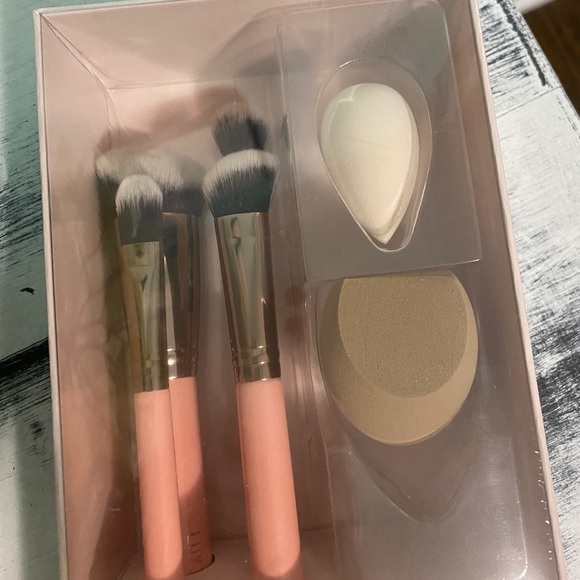 LUXIE Radiant Brush and Sponge Set - Picture 3 of 4